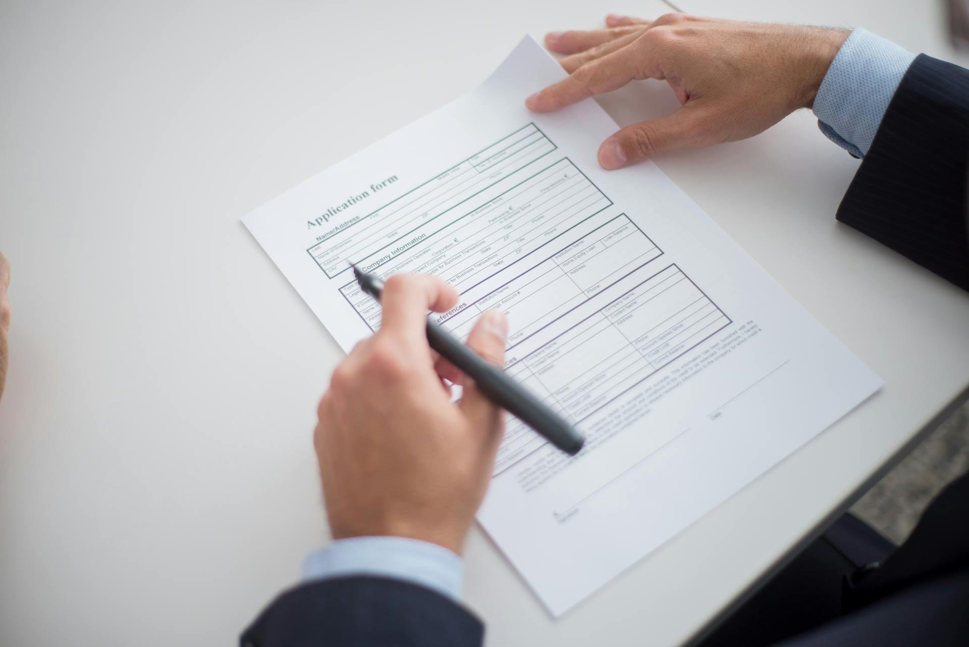 Persona firmando un documento